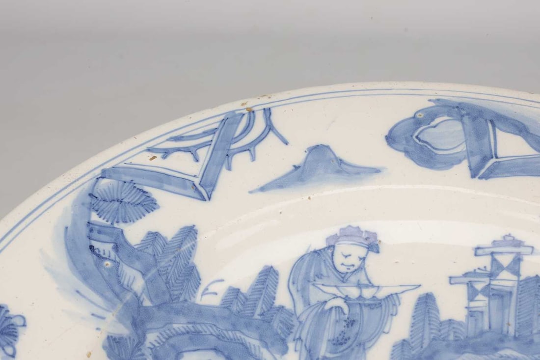 A LARGE 17TH CENTURY DUTCH DELFT BLUE AND WHITE CHARGER - 2