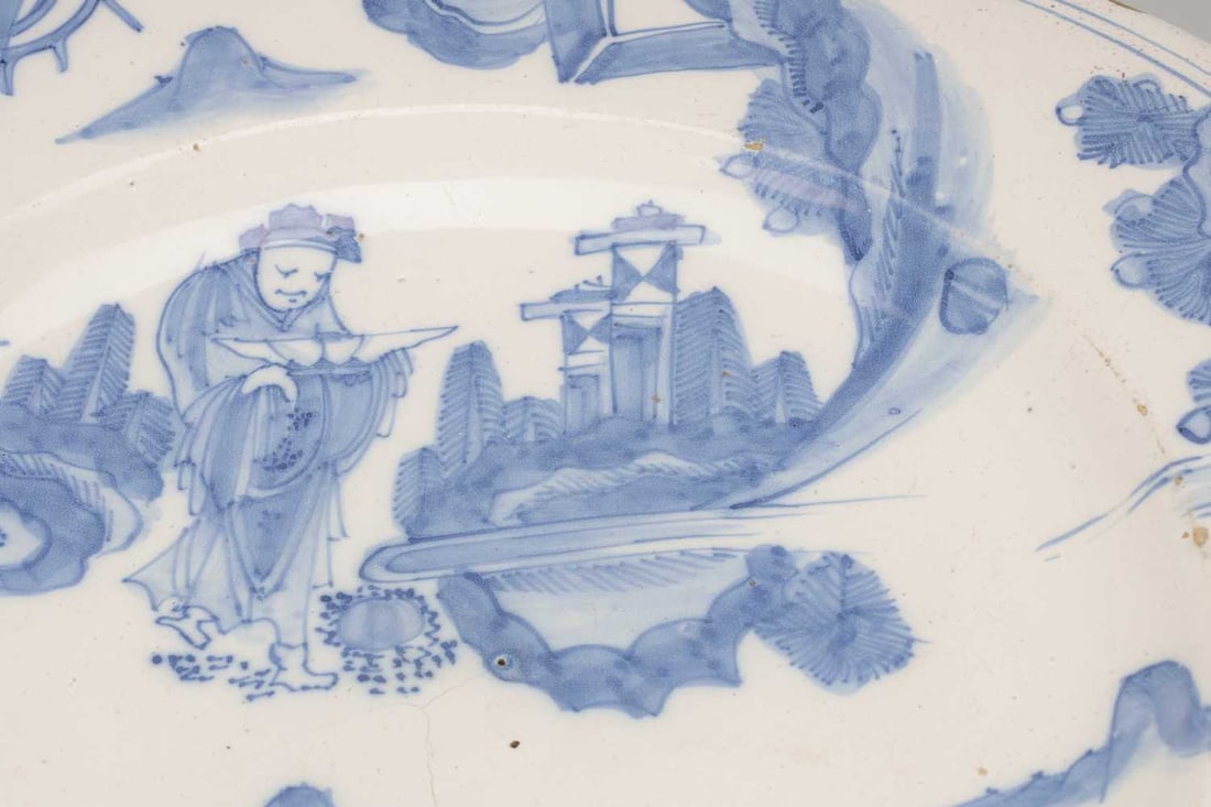 A LARGE 17TH CENTURY DUTCH DELFT BLUE AND WHITE CHARGER - 3