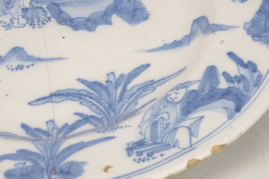 A LARGE 17TH CENTURY DUTCH DELFT BLUE AND WHITE CHARGER - 5