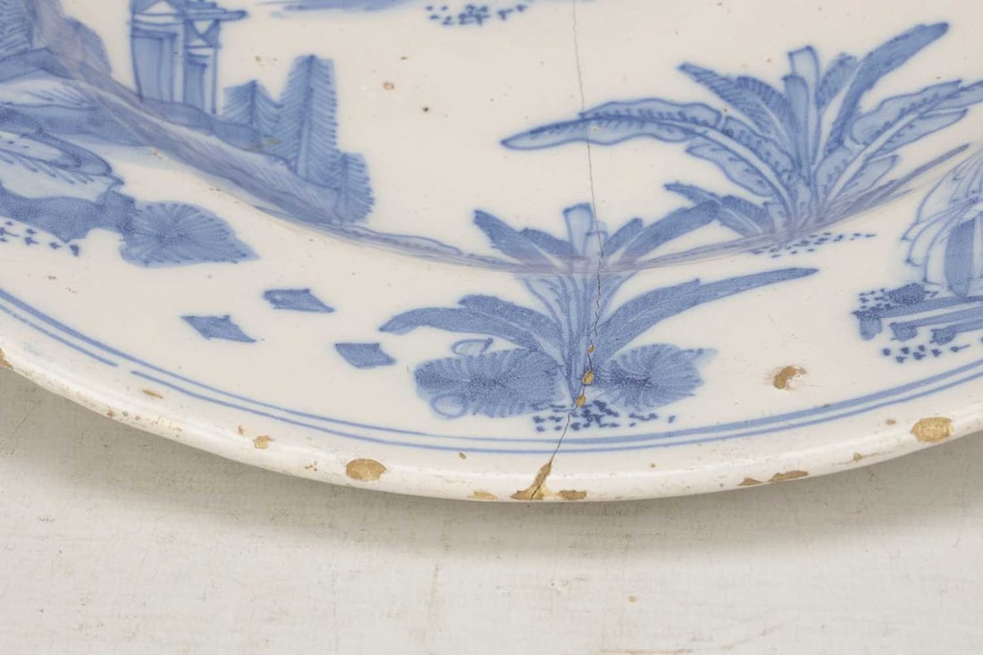 A LARGE 17TH CENTURY DUTCH DELFT BLUE AND WHITE CHARGER - 6