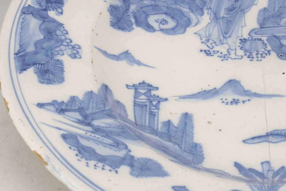 A LARGE 17TH CENTURY DUTCH DELFT BLUE AND WHITE CHARGER - 7