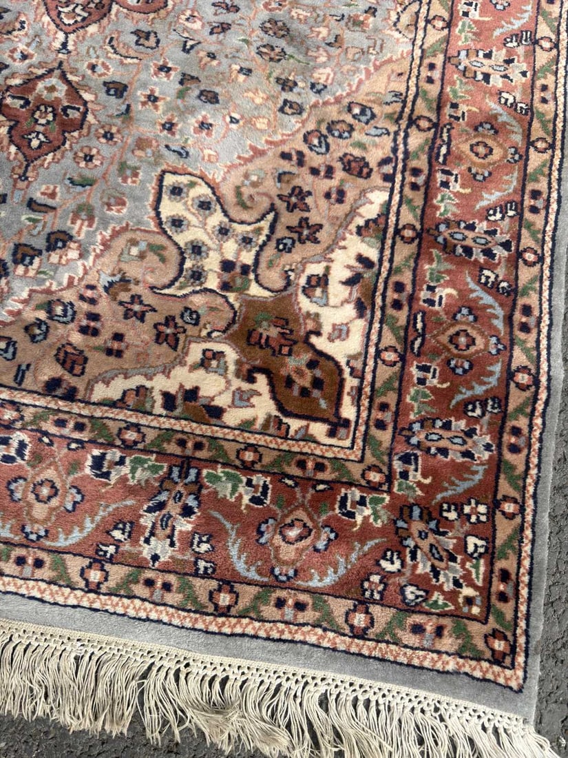 A PERSIAN WOOL RUG - 3