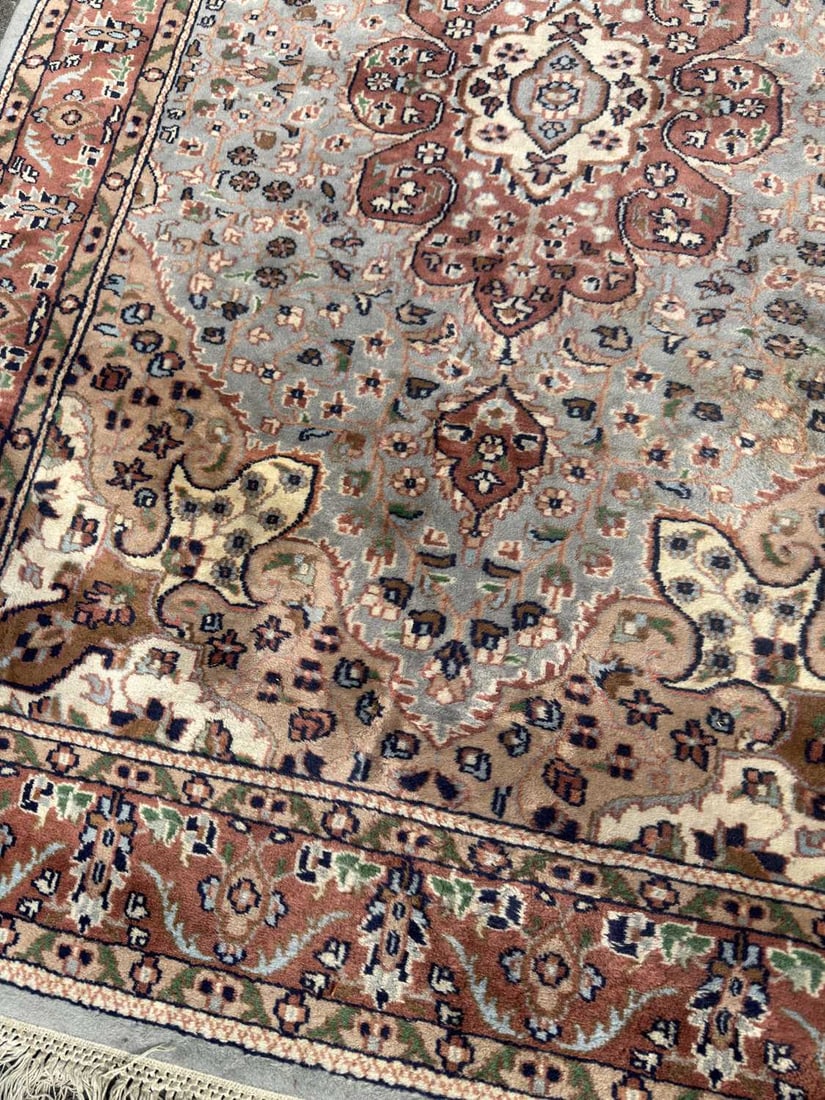 A PERSIAN WOOL RUG - 4
