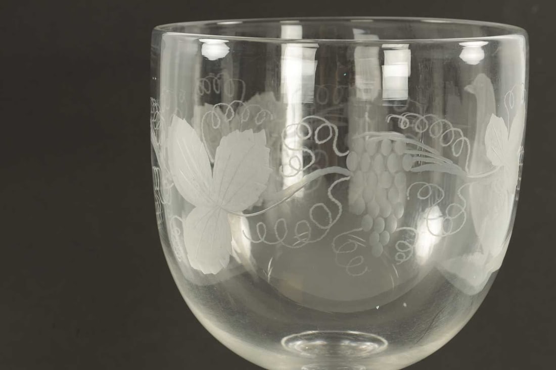 AN OVERSIZED 19TH CENTURY GLASS ENGRAVED GOBLET - 4
