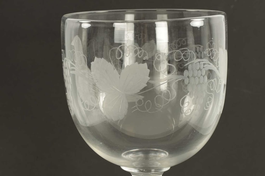 AN OVERSIZED 19TH CENTURY GLASS ENGRAVED GOBLET - 5