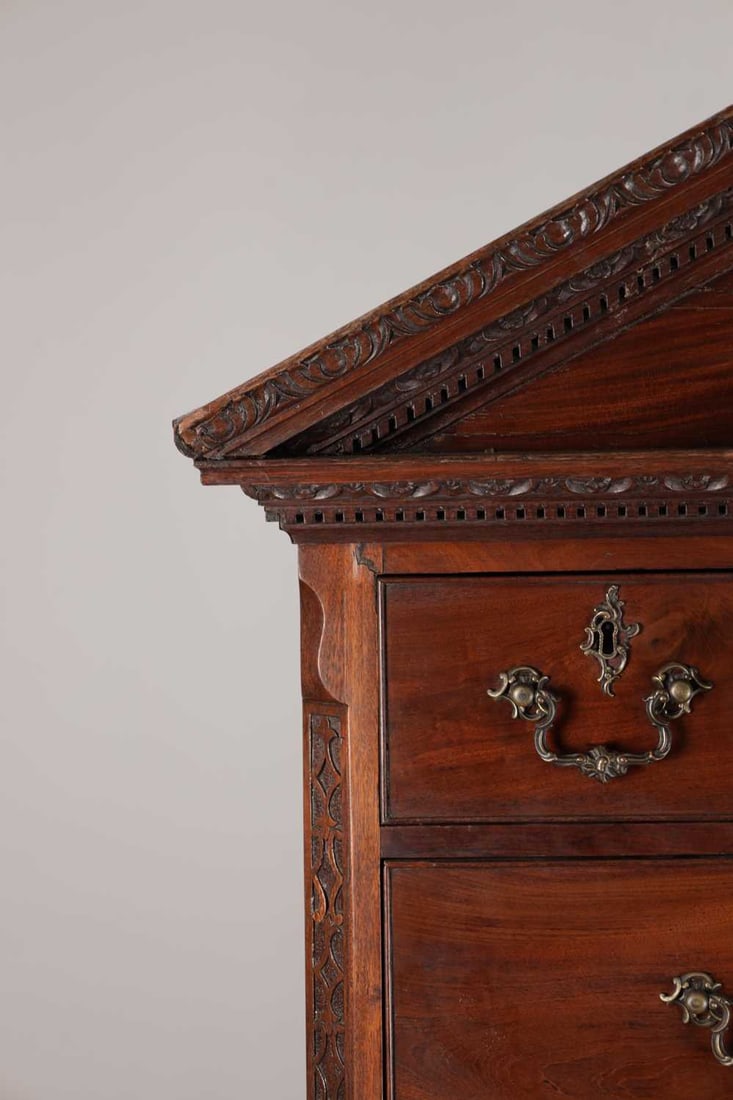 A GEORGE III MAHOGANY CHEST ON CHEST WITH ARCHITECTURAL PEDIMENT - 2