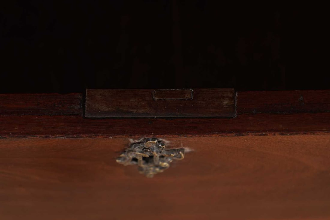 A GEORGE III MAHOGANY CHEST ON CHEST WITH ARCHITECTURAL PEDIMENT - 7