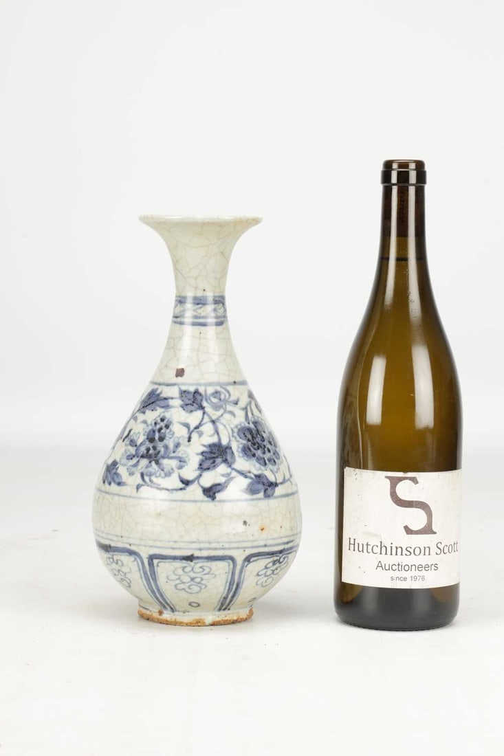 AN 18TH/19TH CENTURY CHINESE BLUE AND WHITE PORCELAIN PEAR-SHAPED VASE - 2
