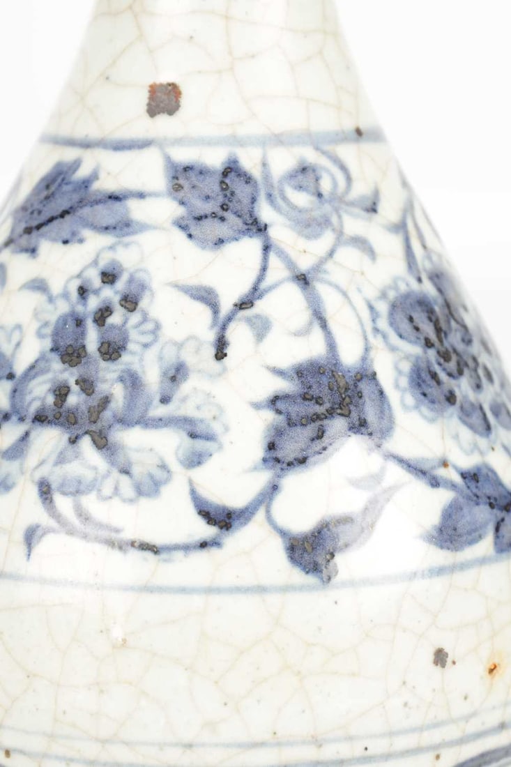 AN 18TH/19TH CENTURY CHINESE BLUE AND WHITE PORCELAIN PEAR-SHAPED VASE - 3