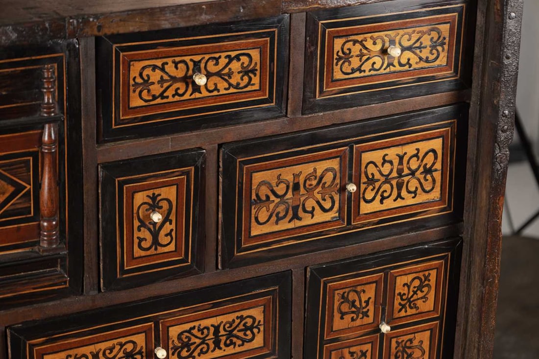A 17TH CENTURY SPANISH WALNUT AND INLAID CABINET - 4