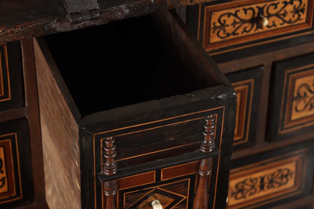 A 17TH CENTURY SPANISH WALNUT AND INLAID CABINET - 7