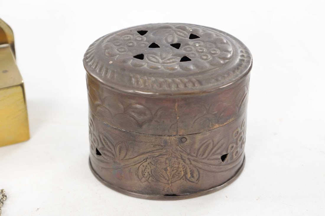 A COLLECTION OF LATE 19TH AND EARLY 20TH CENTURY METALWARE ITEMS - 7