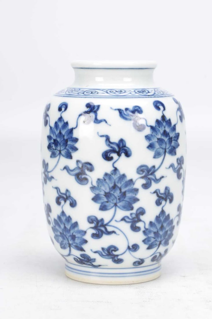 A CHINESE BLUE AND WHITE PORCELAIN LOTUS VASE - 3
