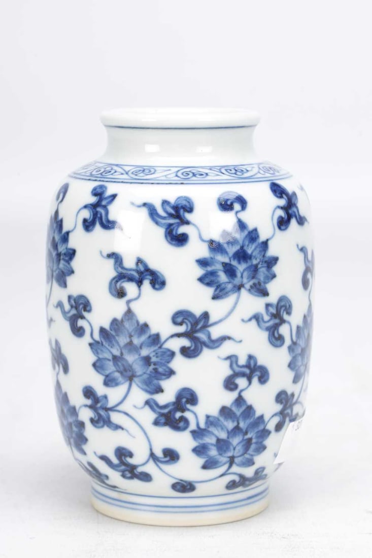A CHINESE BLUE AND WHITE PORCELAIN LOTUS VASE - 4