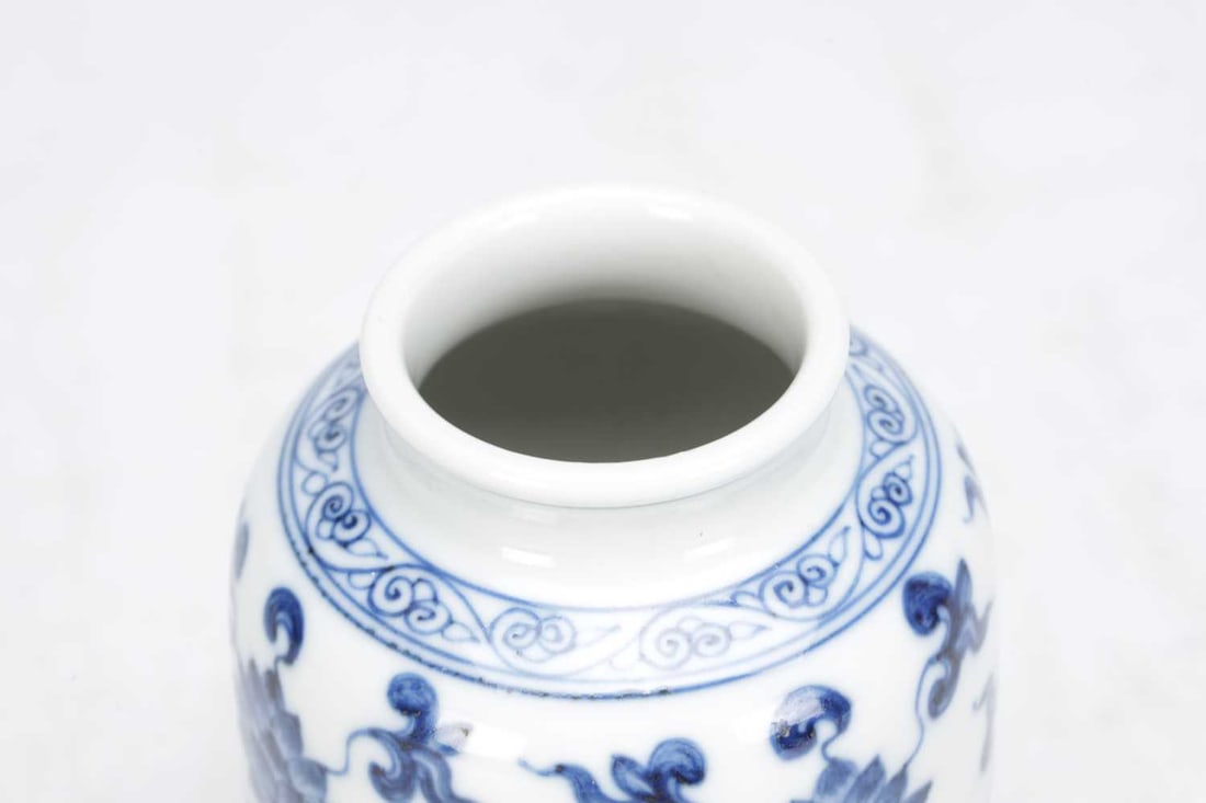 A CHINESE BLUE AND WHITE PORCELAIN LOTUS VASE - 5