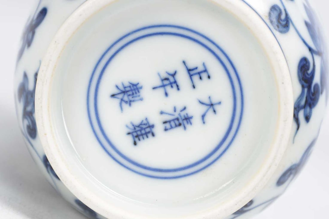 A CHINESE BLUE AND WHITE PORCELAIN LOTUS VASE - 6