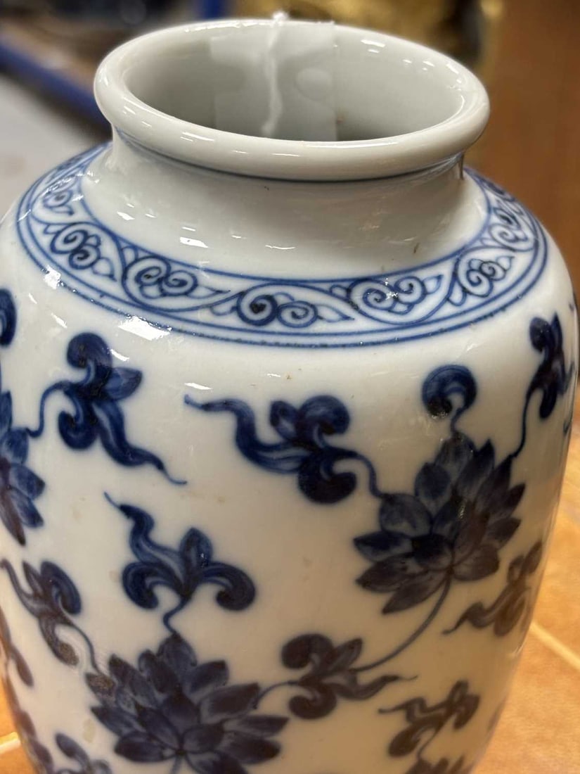 A CHINESE BLUE AND WHITE PORCELAIN LOTUS VASE - 8