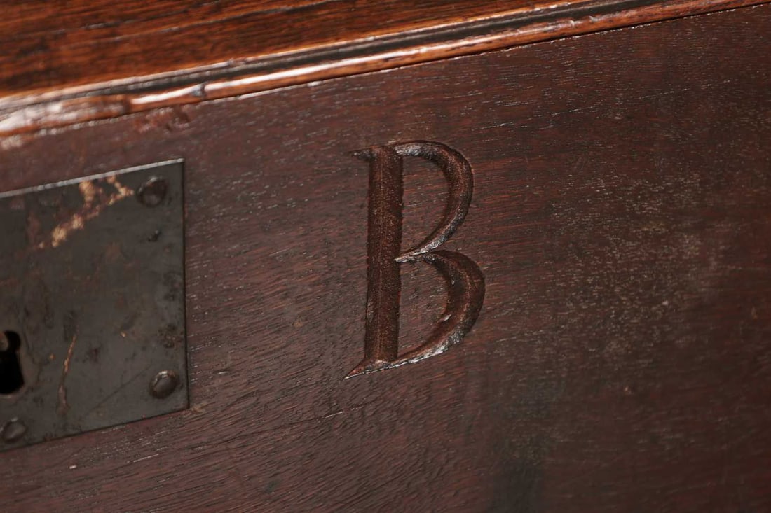AN 18TH CENTURY OAK BIBLE BOX INITIALLED T.B. - 3