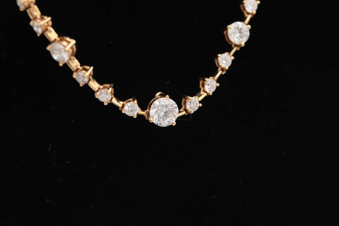 AN 18CT YELLOW GOLD AND DIAMOND NECKLACE AND EARRING SET - 2