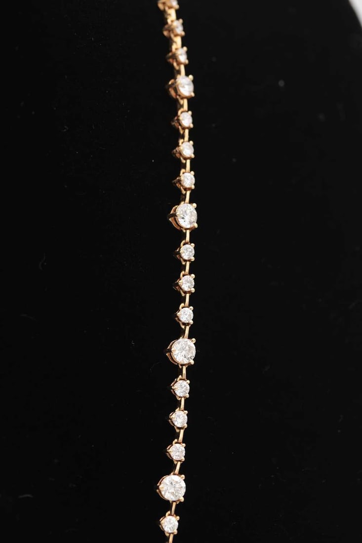 AN 18CT YELLOW GOLD AND DIAMOND NECKLACE AND EARRING SET - 3
