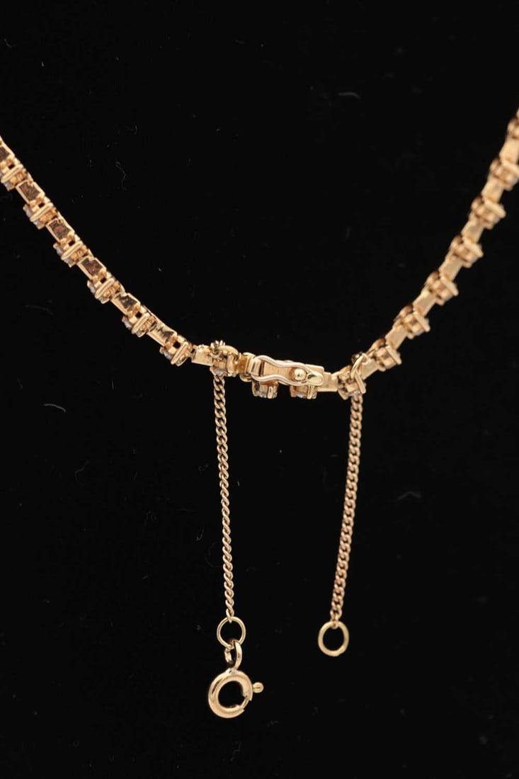 AN 18CT YELLOW GOLD AND DIAMOND NECKLACE AND EARRING SET - 4