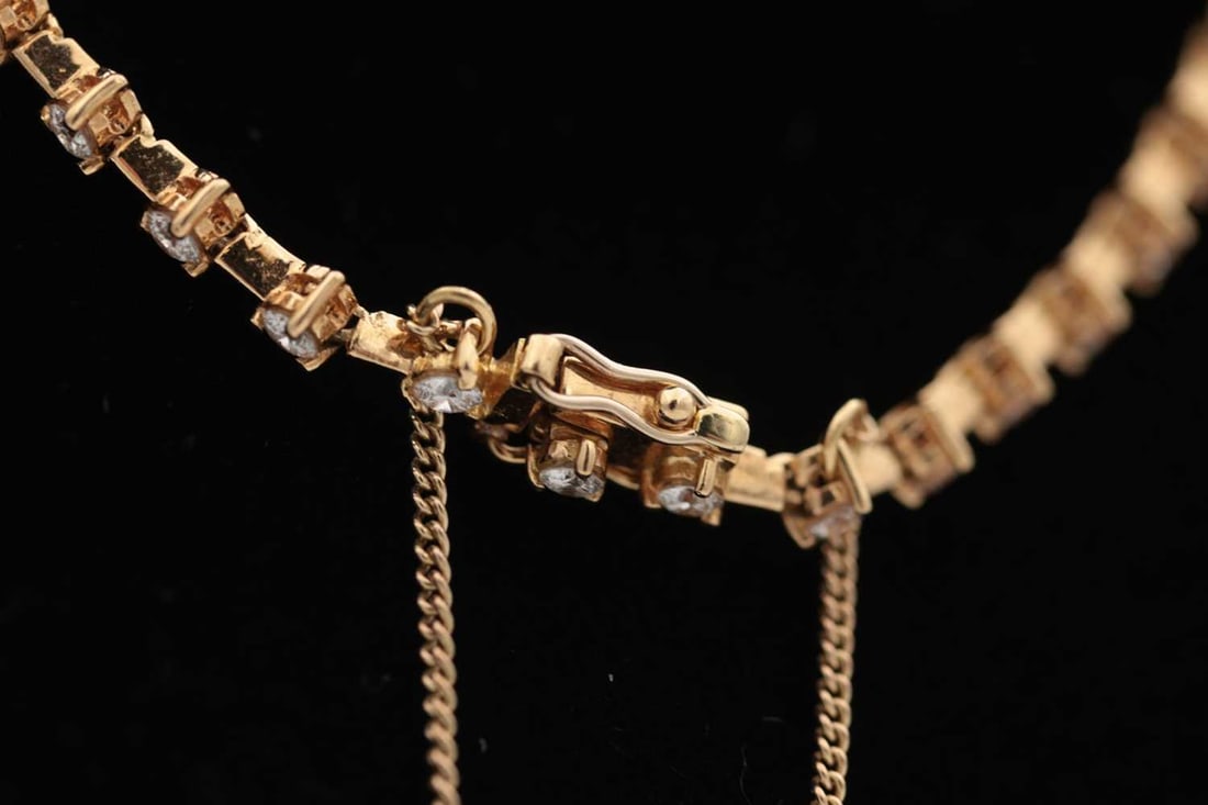 AN 18CT YELLOW GOLD AND DIAMOND NECKLACE AND EARRING SET - 5