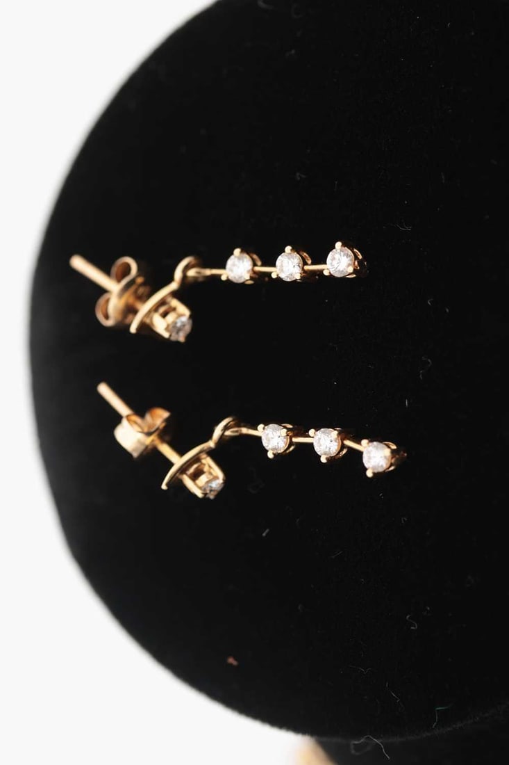 AN 18CT YELLOW GOLD AND DIAMOND NECKLACE AND EARRING SET - 6