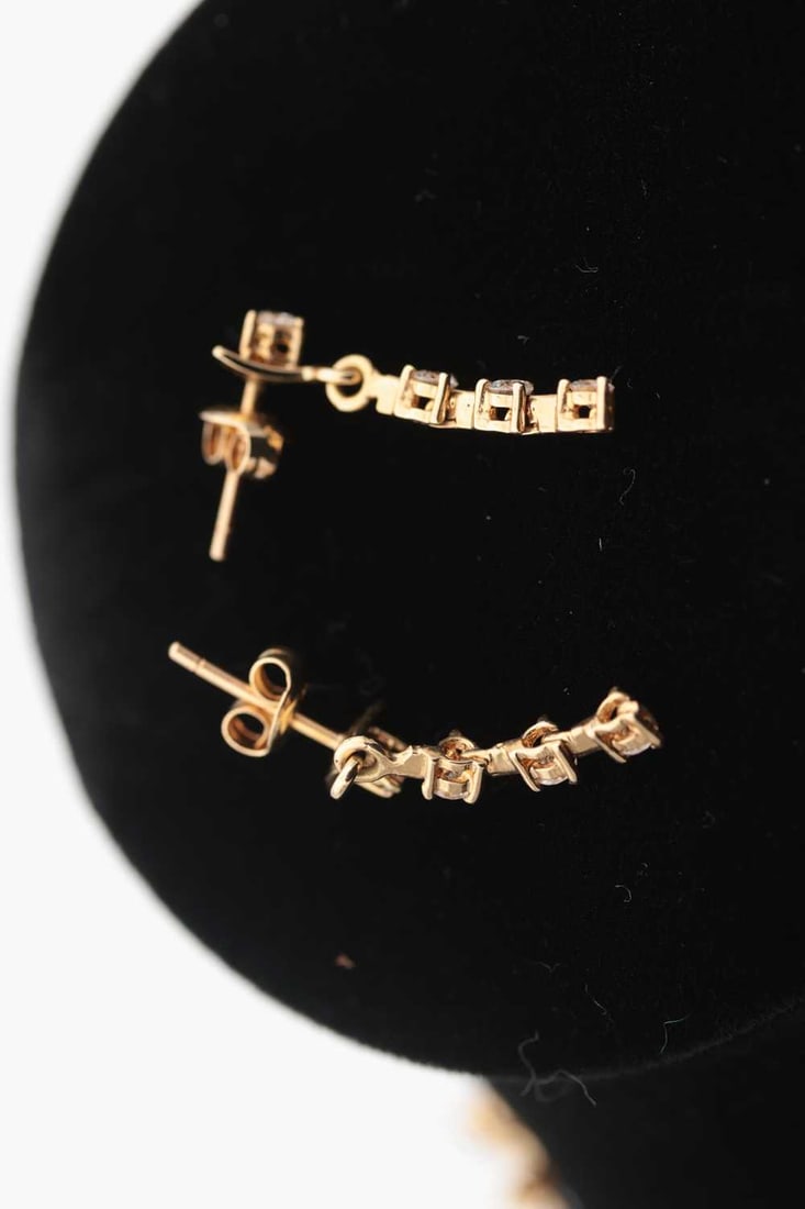 AN 18CT YELLOW GOLD AND DIAMOND NECKLACE AND EARRING SET - 7