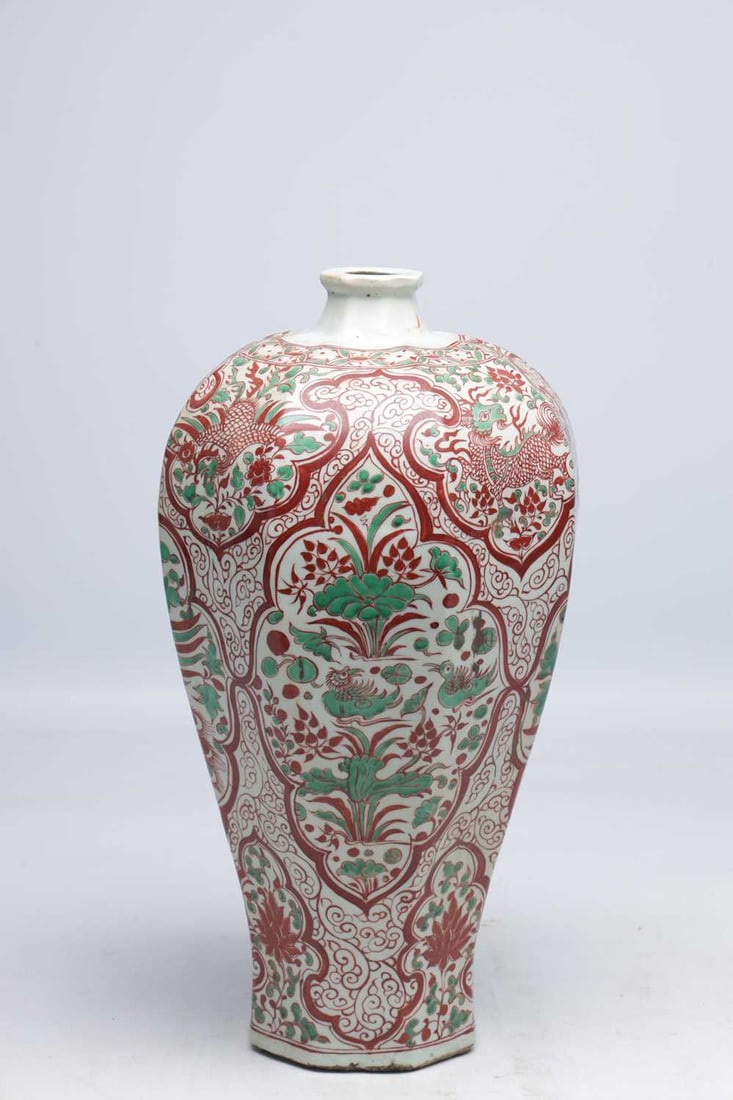 A CHINESE ROUGE-DE-FER AND GREEN ENAMELLED FACETED MEIPING VASE WITH OGIVAL PANELS OF PHOENIX AND PE - 2