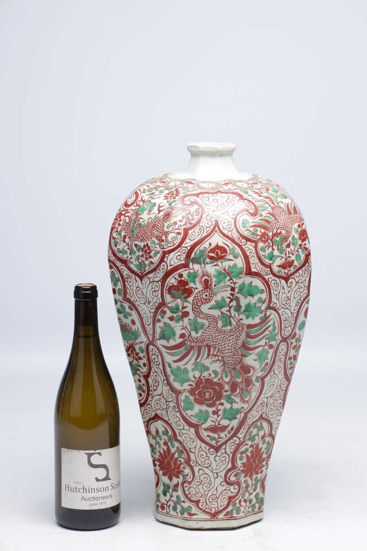 A CHINESE ROUGE-DE-FER AND GREEN ENAMELLED FACETED MEIPING VASE WITH OGIVAL PANELS OF PHOENIX AND PE - 3