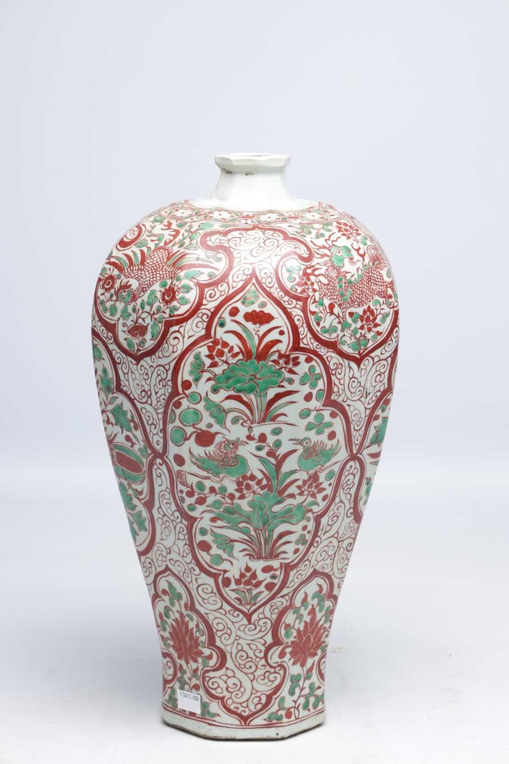 A CHINESE ROUGE-DE-FER AND GREEN ENAMELLED FACETED MEIPING VASE WITH OGIVAL PANELS OF PHOENIX AND PE - 4
