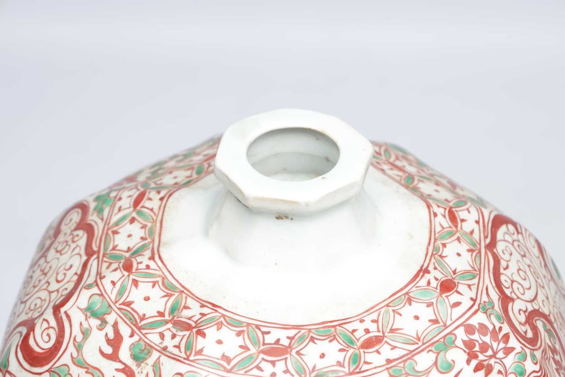 A CHINESE ROUGE-DE-FER AND GREEN ENAMELLED FACETED MEIPING VASE WITH OGIVAL PANELS OF PHOENIX AND PE - 5