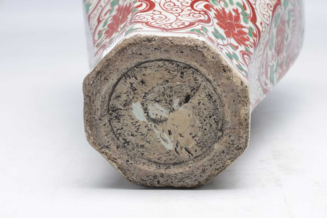 A CHINESE ROUGE-DE-FER AND GREEN ENAMELLED FACETED MEIPING VASE WITH OGIVAL PANELS OF PHOENIX AND PE - 6