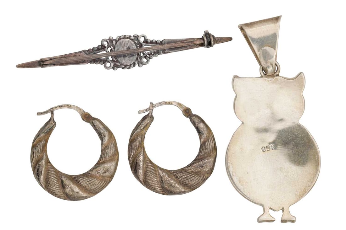 A COLLECTION OF SILVER JEWELLERY - 2