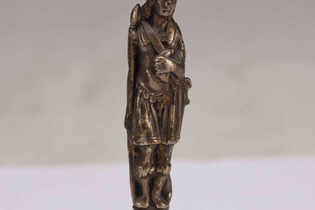 AN 18TH/19TH CENTURY GRAND TOUR BRONZE FIGURE OF A SOLDIER ON A LAPIS LAZULI BASE - 3