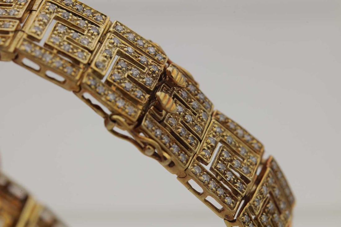 A 9CT YELLOW GOLD AND DIAMOND GEOMETRIC BRACELET - 2
