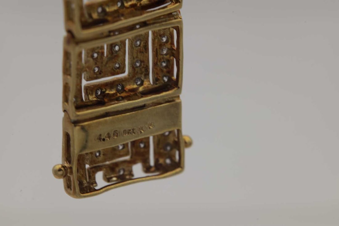 A 9CT YELLOW GOLD AND DIAMOND GEOMETRIC BRACELET - 4