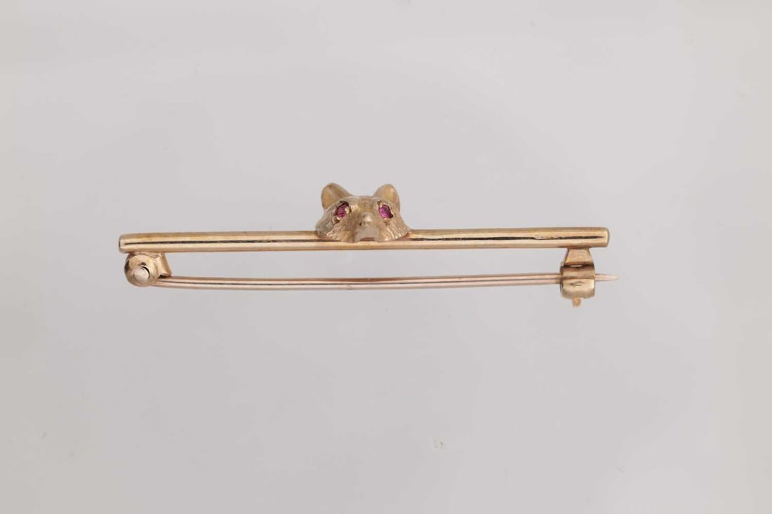 A 9CT GOLD FOX HEAD BAR BROOCH WITH RUBY EYES - 2