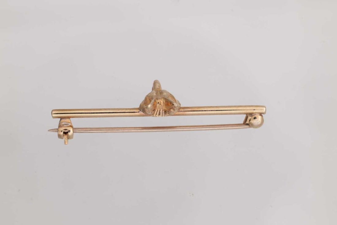 A 9CT GOLD FOX HEAD BAR BROOCH WITH RUBY EYES - 3