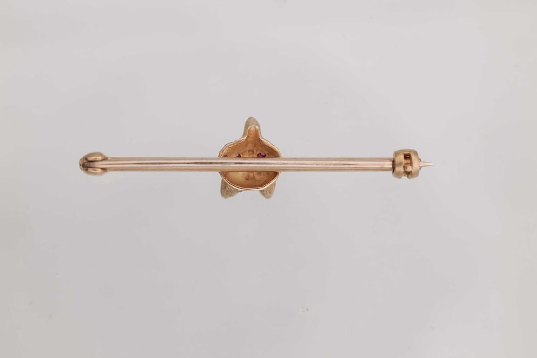 A 9CT GOLD FOX HEAD BAR BROOCH WITH RUBY EYES - 4