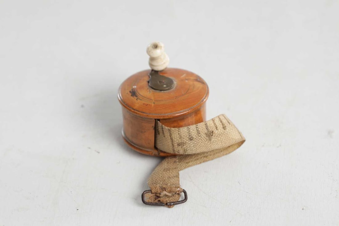 A COLLECTION OF 19TH CENTURY WOODEN SEWING TOOLS - 2