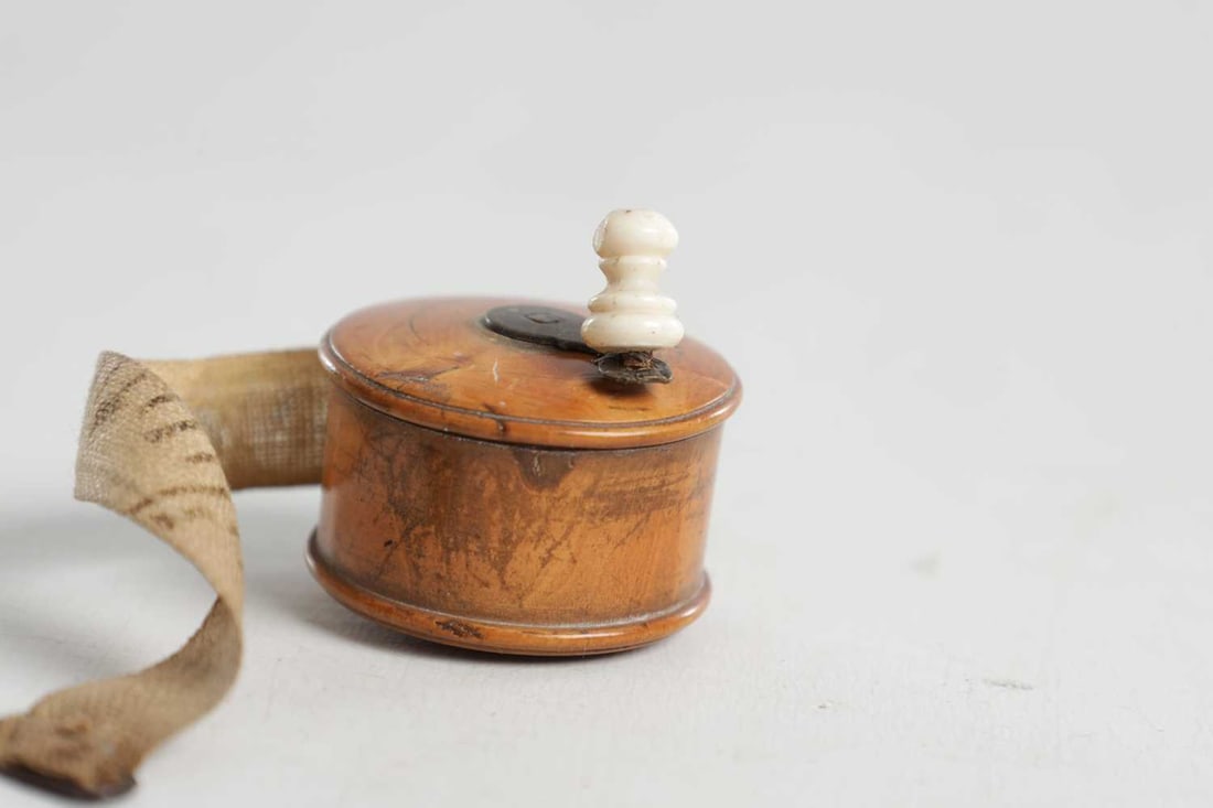 A COLLECTION OF 19TH CENTURY WOODEN SEWING TOOLS - 3