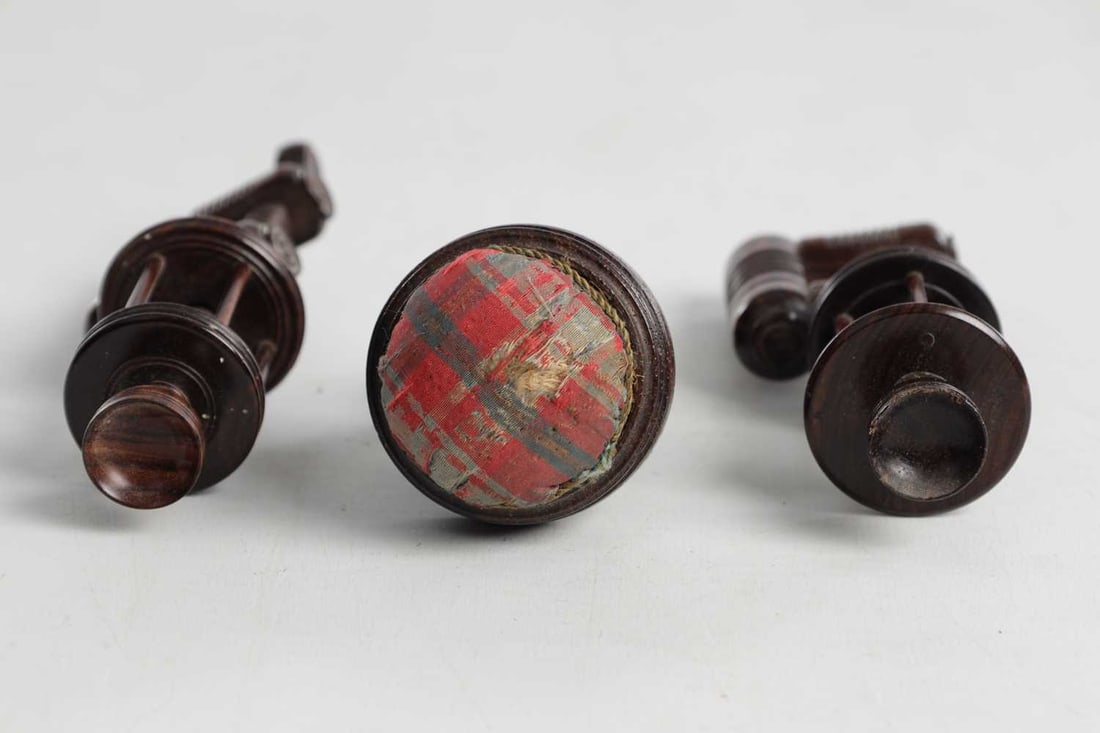 A COLLECTION OF 19TH CENTURY WOODEN SEWING TOOLS - 5