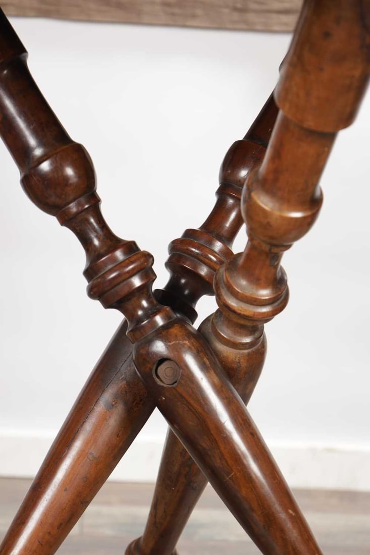 A 19TH CENTURY ITALIAN WALNUT AND MARQUETRY SORRENTO TABLE - 3