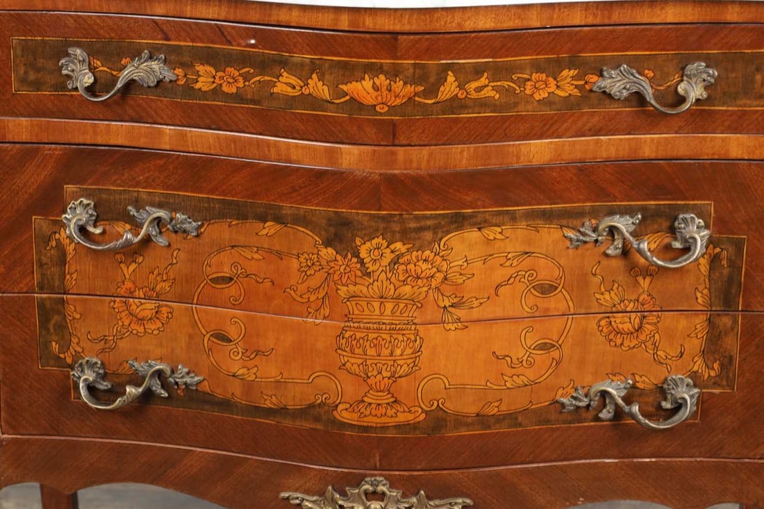 A FRENCH LOUIS XV STYLE MARQUETRY INLAID BOMBÉ COMMODE - 3