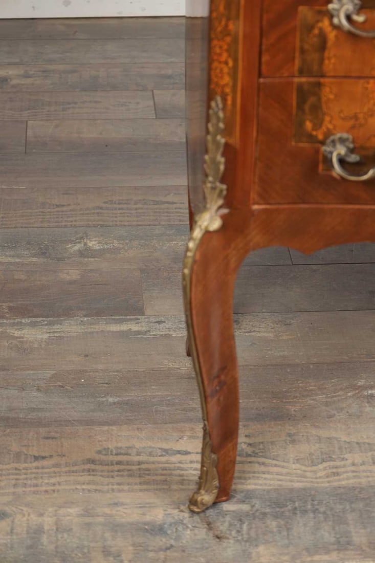 A FRENCH LOUIS XV STYLE MARQUETRY INLAID BOMBÉ COMMODE - 4
