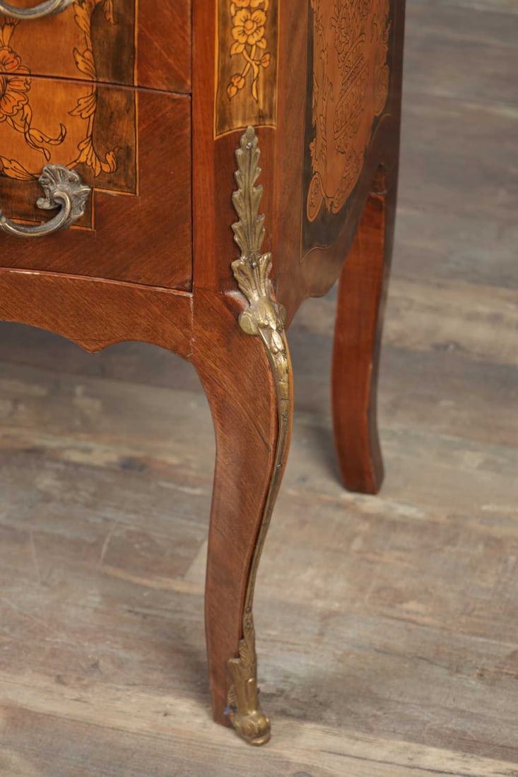 A FRENCH LOUIS XV STYLE MARQUETRY INLAID BOMBÉ COMMODE - 5