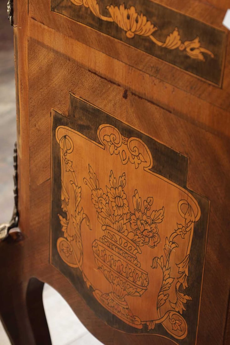 A FRENCH LOUIS XV STYLE MARQUETRY INLAID BOMBÉ COMMODE - 6