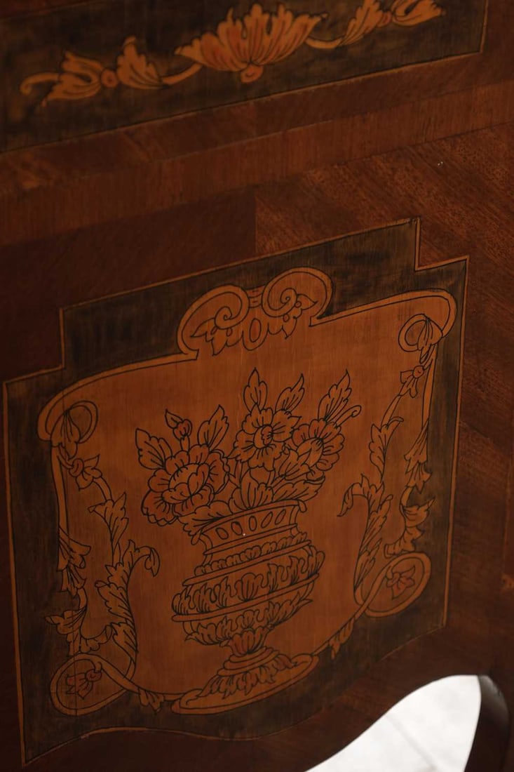 A FRENCH LOUIS XV STYLE MARQUETRY INLAID BOMBÉ COMMODE - 7