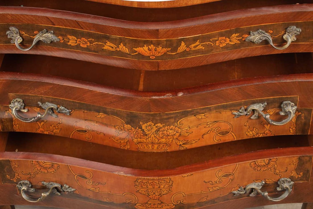 A FRENCH LOUIS XV STYLE MARQUETRY INLAID BOMBÉ COMMODE - 8